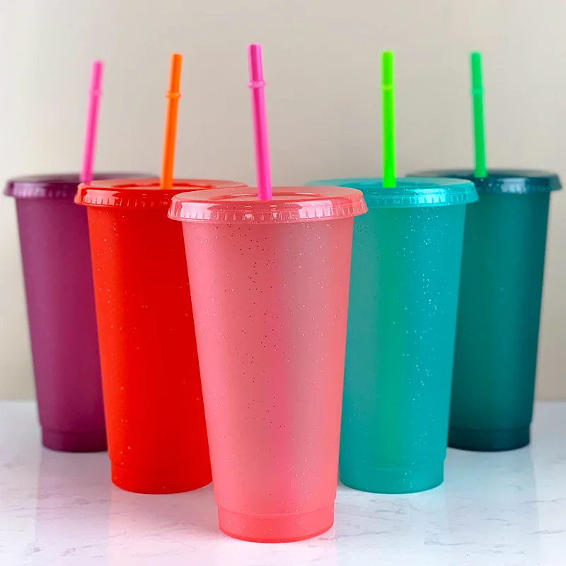 Vaso reutilizable de plástico con tapa, pajilla y logotipo serigrafiado