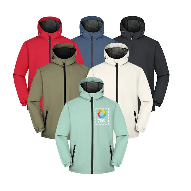 Chaqueta cortavientos con capucha y logotipo bordado en el pecho