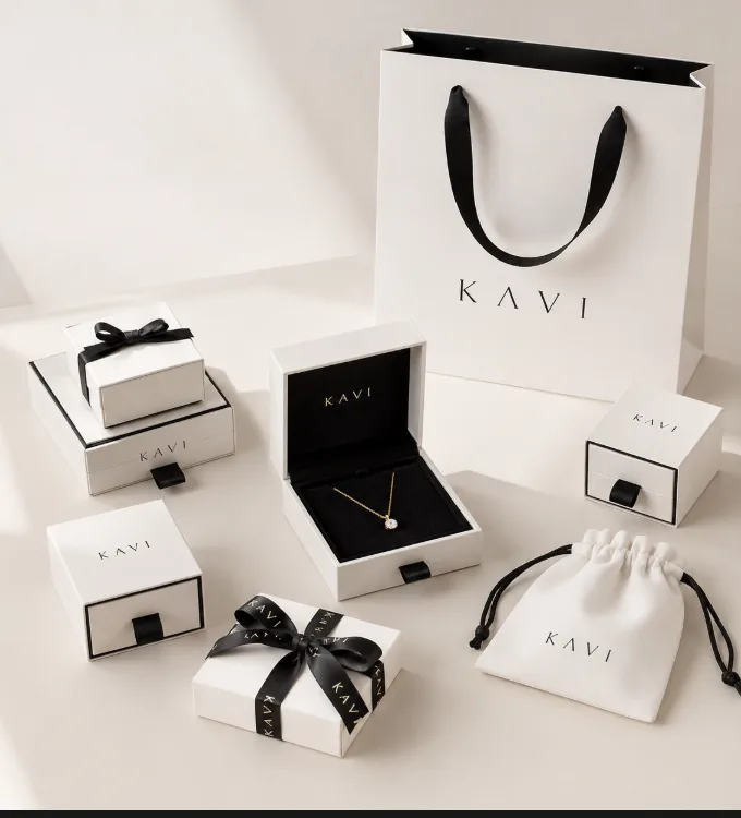 Caja para bisutería con interior de terciopelo y logotipo estampado en la tapa