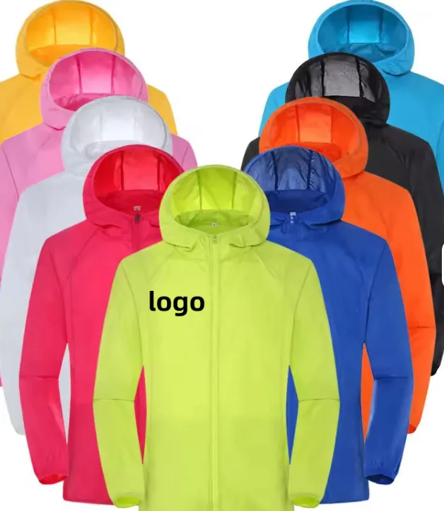 Chaqueta técnica impermeable de secado rápido con capucha y logotipo estampado