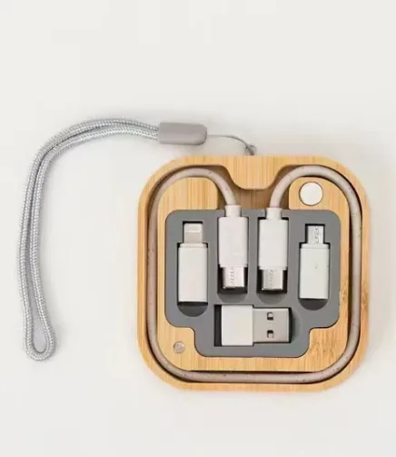Cable de carga trenzado con conectores de bambú y logotipo grabado a láser