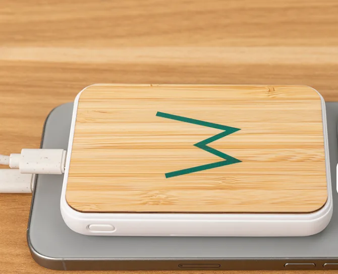 Cargador portátil con carcasa de bambú y logotipo grabado a láser